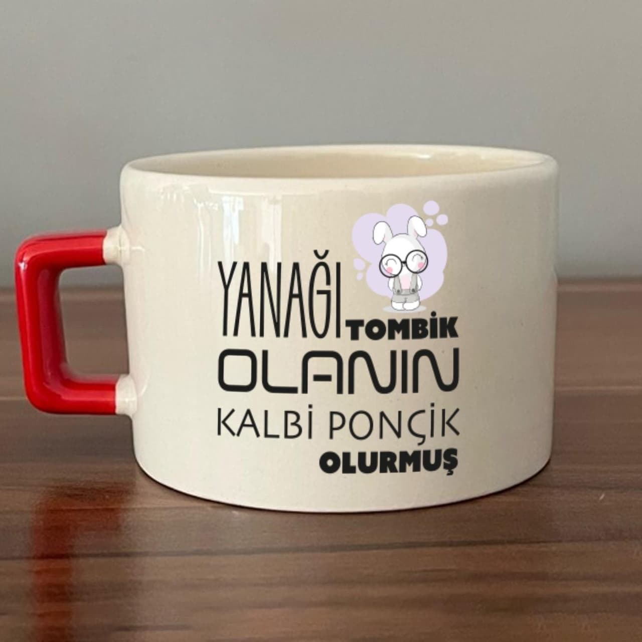 Yanağı Tombik Olanın Baskılı Kırmızı Kulplu Kare Espresso Fincanı