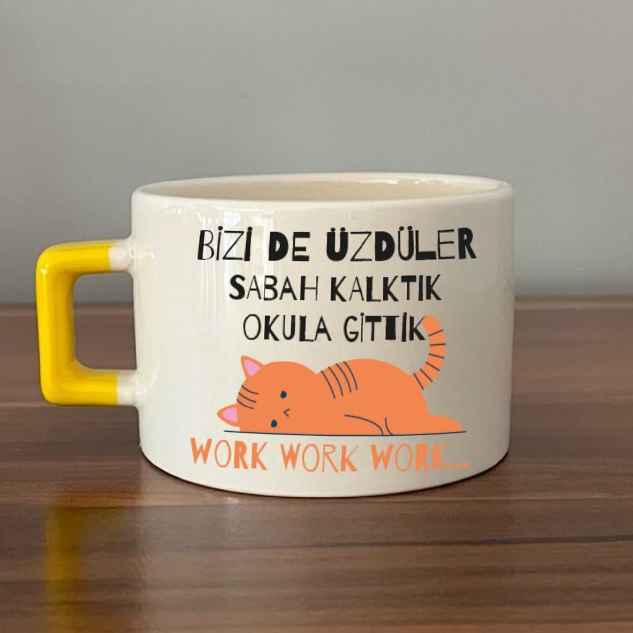 Bizi De Üzdüler Turuncu Kedi Baskılı Sarı Kulplu Kare Espresso Fincanı