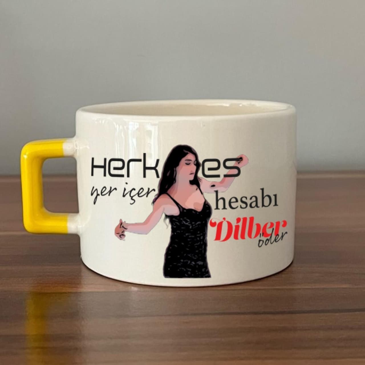 Herkes Yer İçer Hesabı Dilber Öder Baskılı Sarı Kulplu Kare Espresso Fincanı