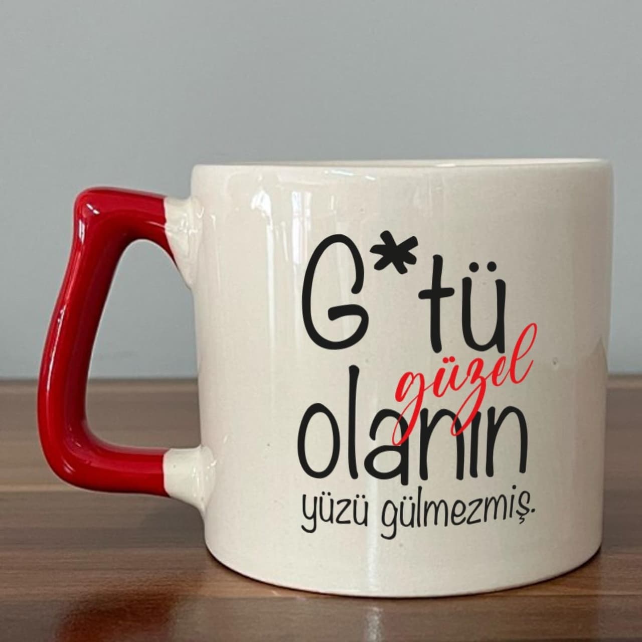 G Tü Güzel Olanın Yüzü Gülmezmiş Baskılı Kırmızı Kulplu Prime Kupa