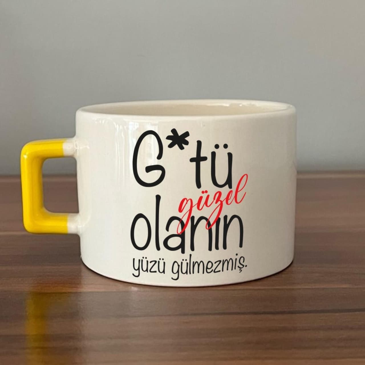 G Tü Güzel Olanın Yüzü Gülmezmiş Baskılı Sarı Kulplu Kare Espresso Fincanı