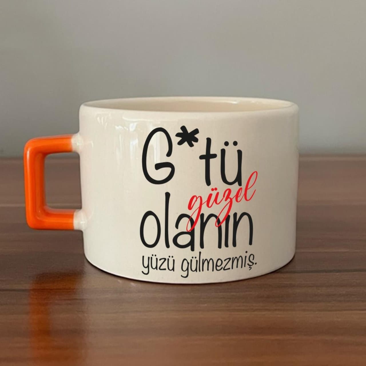 G Tü Güzel Olanın Yüzü Gülmezmiş Baskılı Turuncu Kulplu Kare Espresso Fincanı