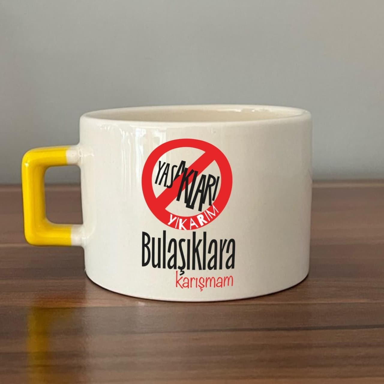Yasakları Yıkarım Bulaşıklara Karışmam Baskılı Sarı Kulplu Kare Espresso Fincanı