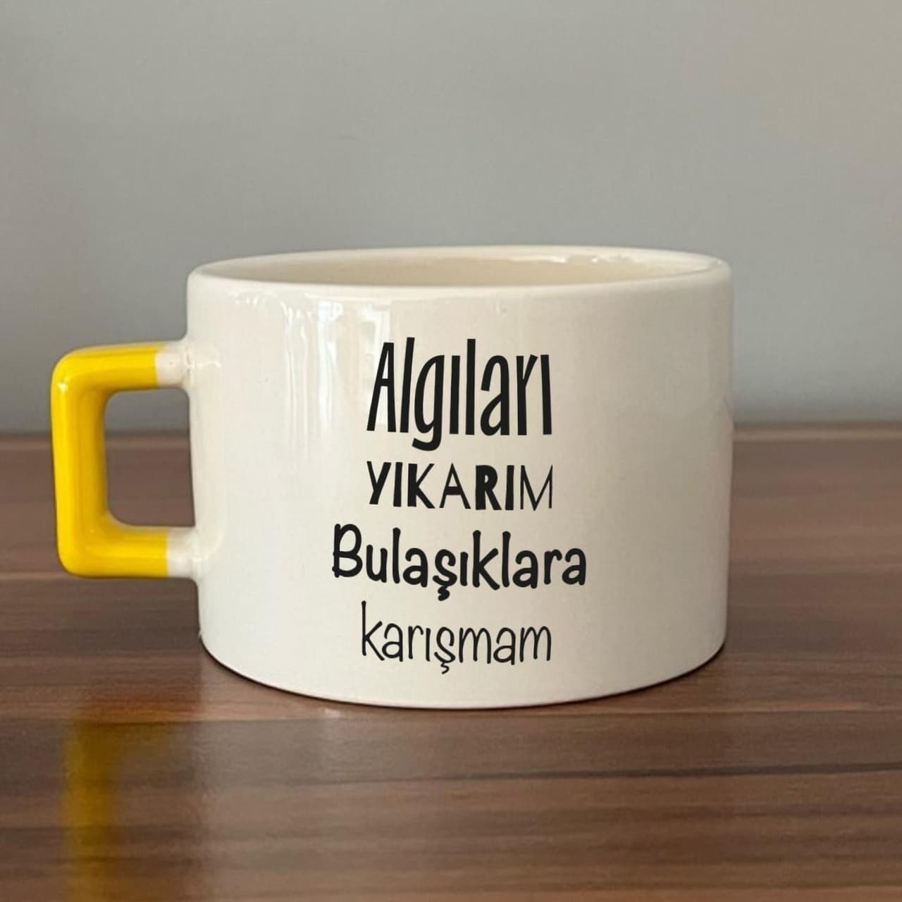 Algıları Yıkarım Bulaşıklara Karışmam Baskılı Sarı Kulplu Kare Espresso Fincanı