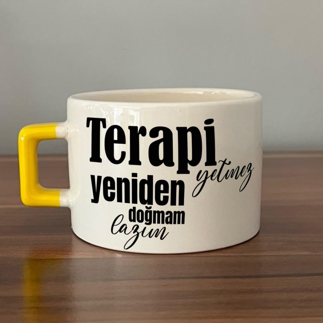 Terapi Yetmez Yeniden Doğmam Lazım Baskılı Sarı Kulplu Kare Espresso Fincanı