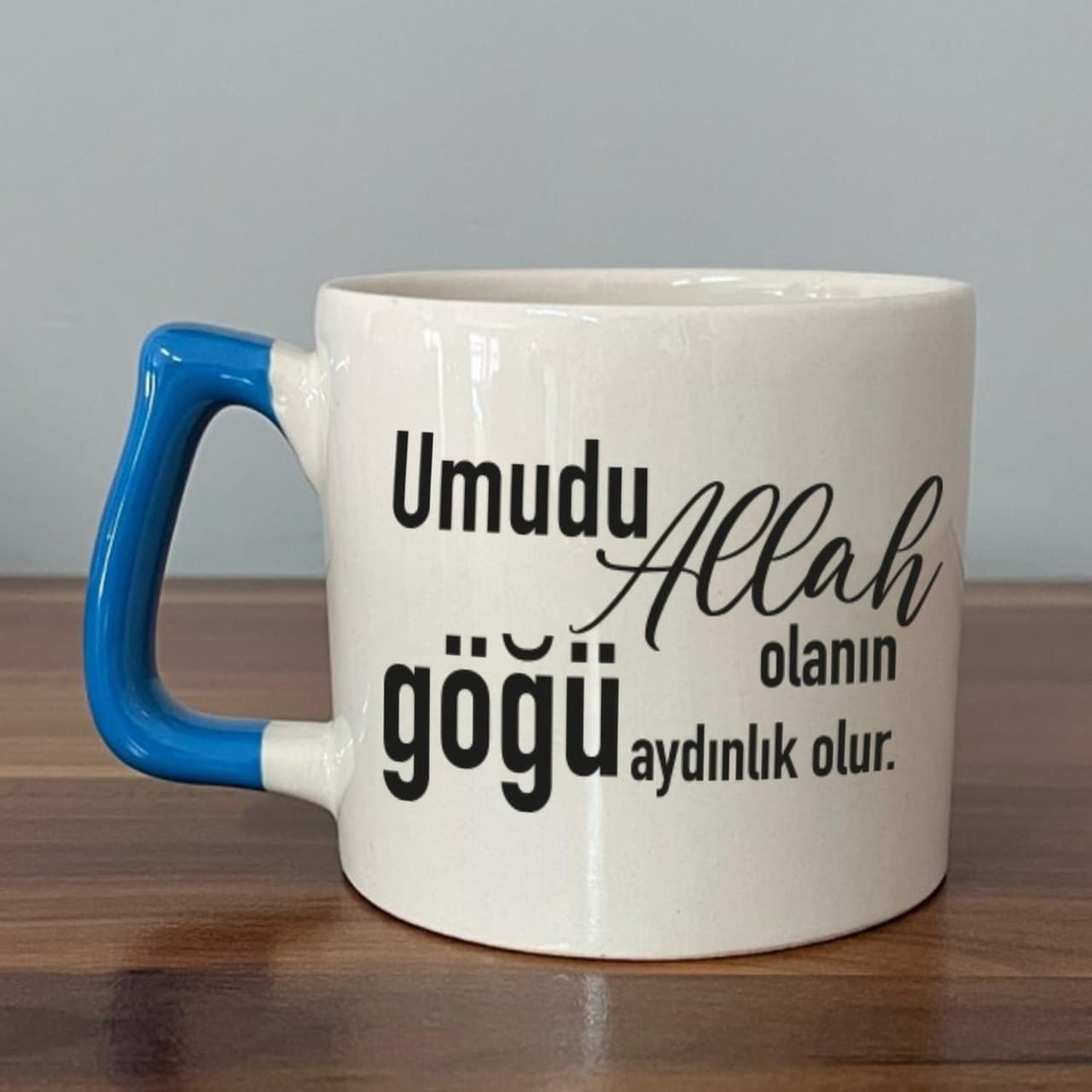 Umudu Allah Olanın Göğü Aydınlık Olur Baskılı Mavi Kulplu Prime Kupa