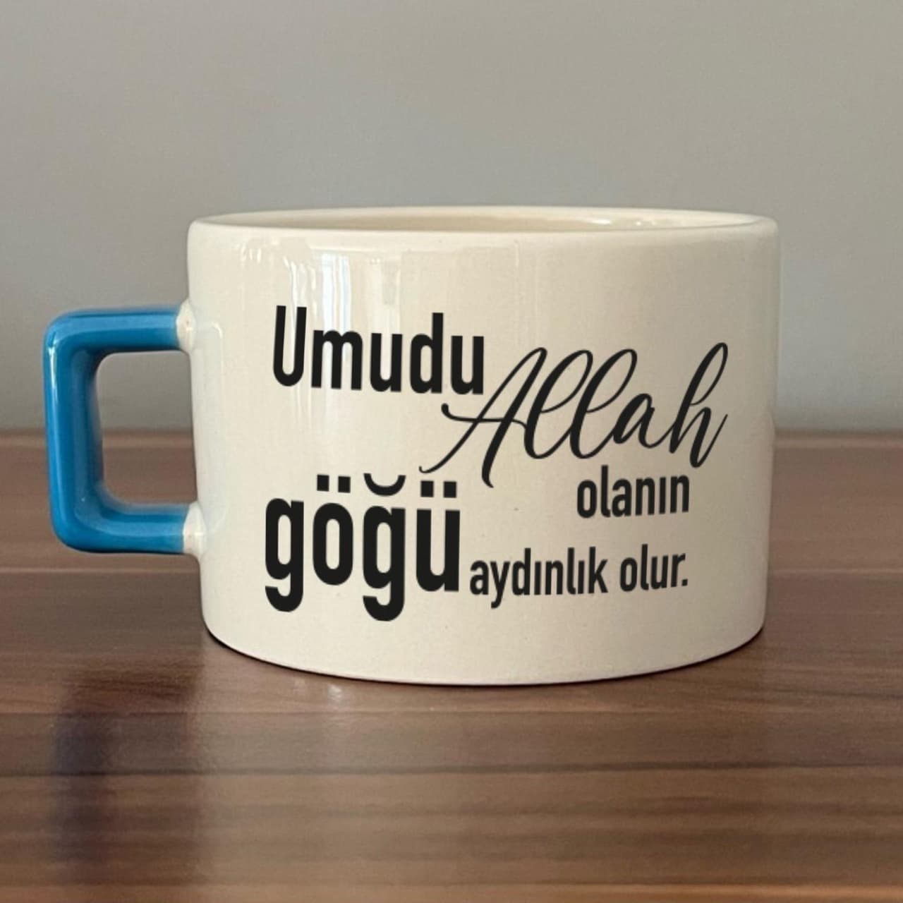 Umudu Allah Olanın Göğü Aydınlık Olur Baskılı Mavi Kulplu Kare Espresso Fincanı
