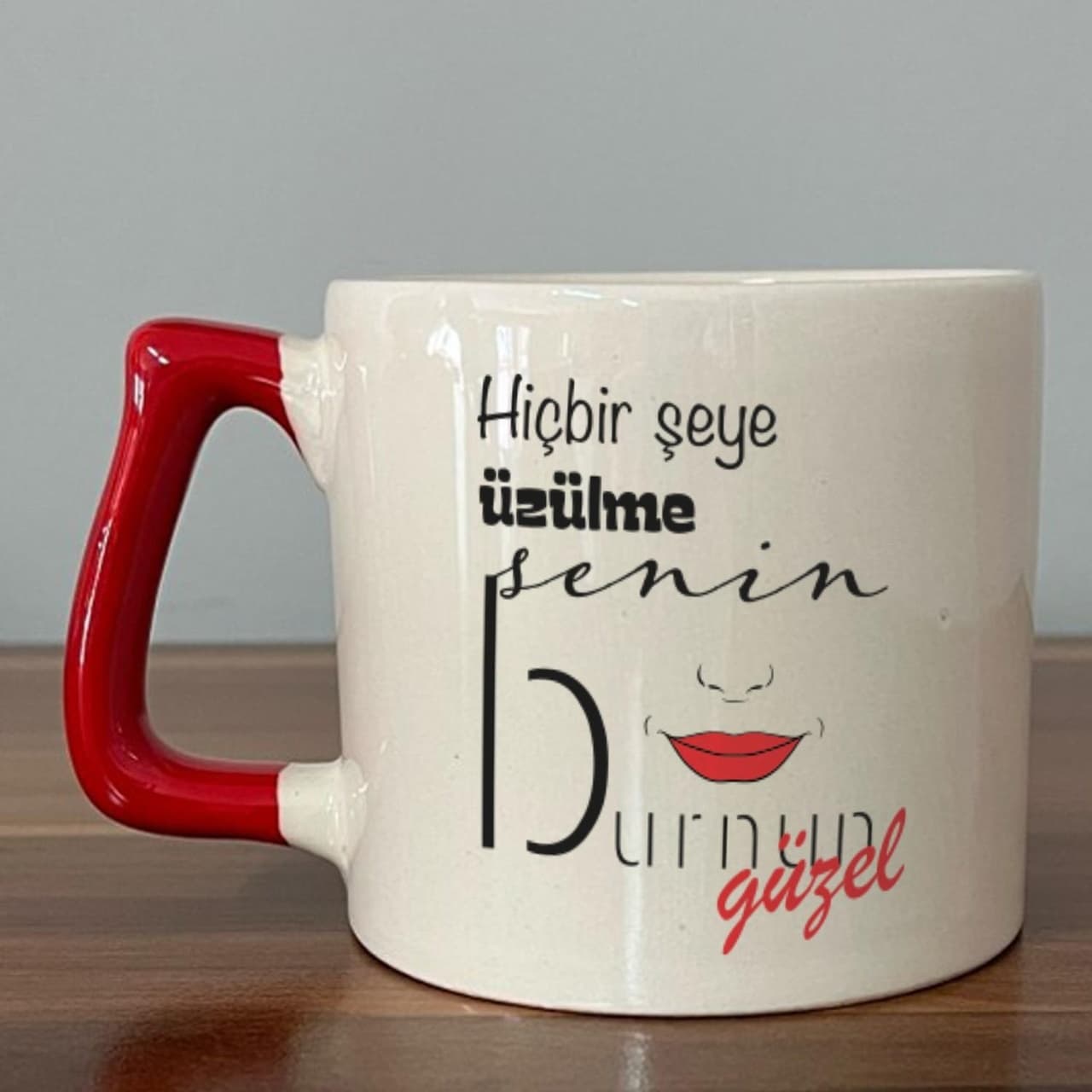 Hiçbir Şeye Üzülme Senin Burnun Güzel Baskılı Kırmızı Kulplu Prime Kupa
