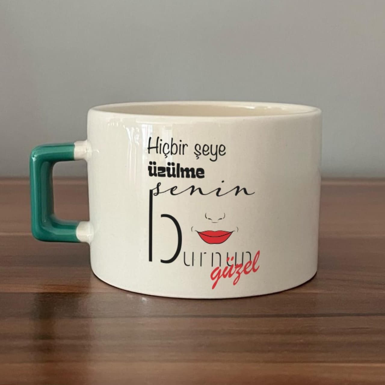 Hiçbir Şeye Üzülme Senin Burnun Güzel Baskılı Yeşil Kulplu Kare Espresso Fincanı