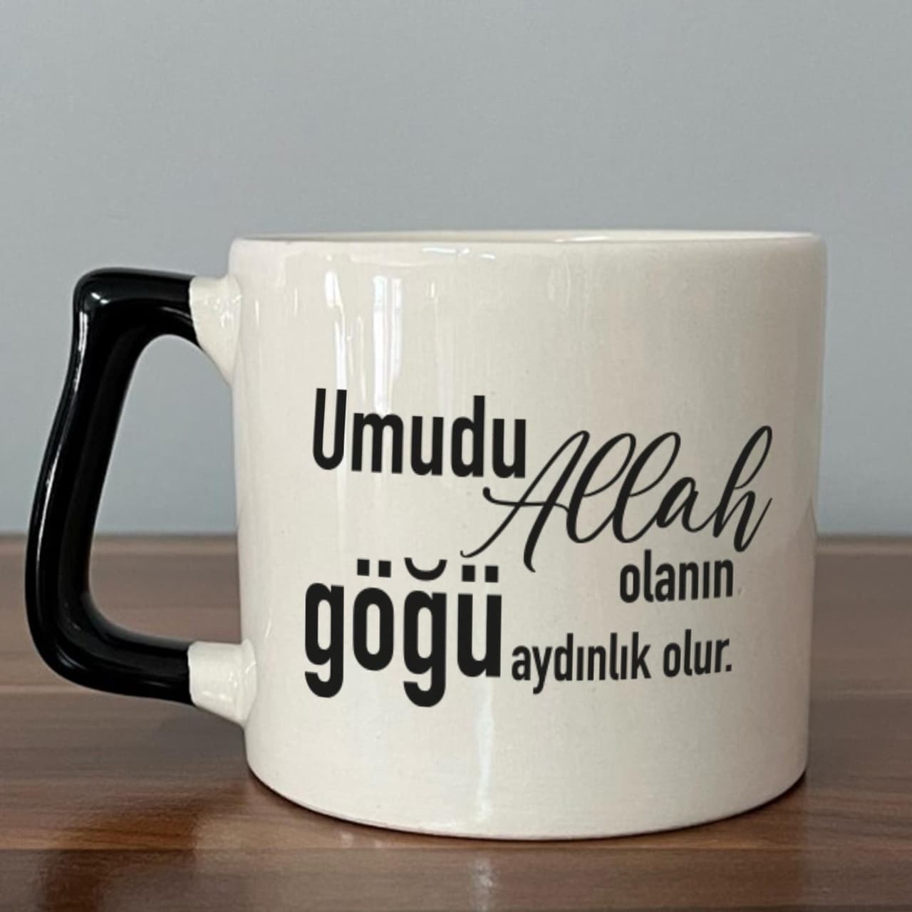 Umudu Allah Olanın Göğü Aydınlık Olur Baskılı Siyah Kulplu Prime Kupa