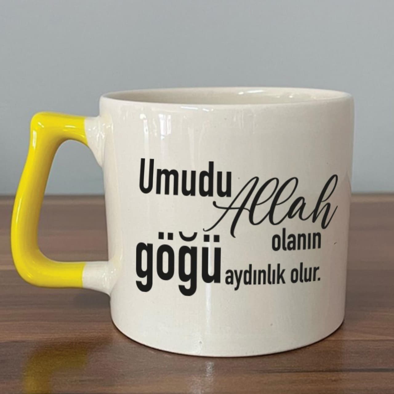 Umudu Allah Olanın Göğü Aydınlık Olur Baskılı Sarı Kulplu Prime Kupa
