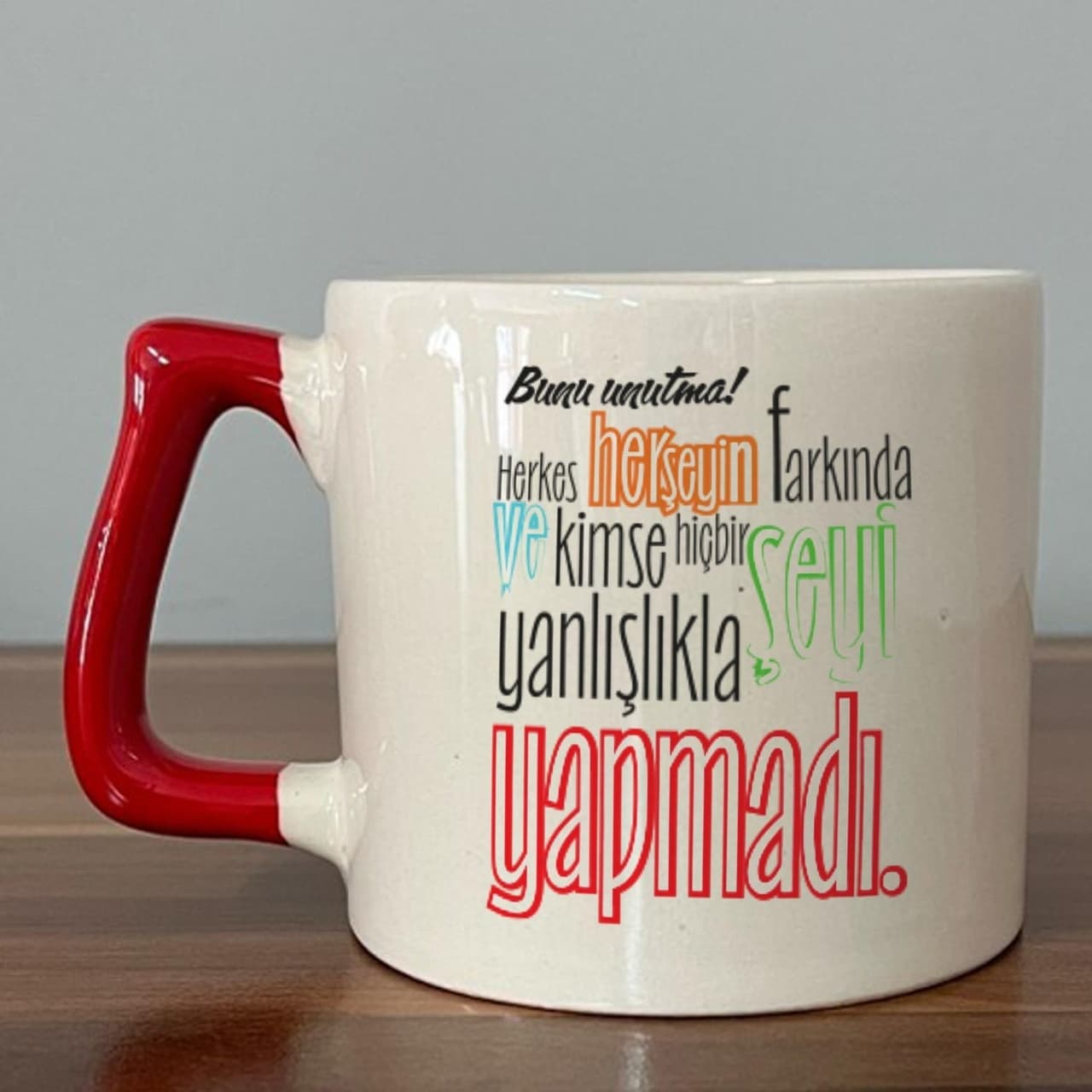 Bunu Unutma Herkes Herşeyin Farkında Baskılı Kırmızı Kulplu Prime Kupa