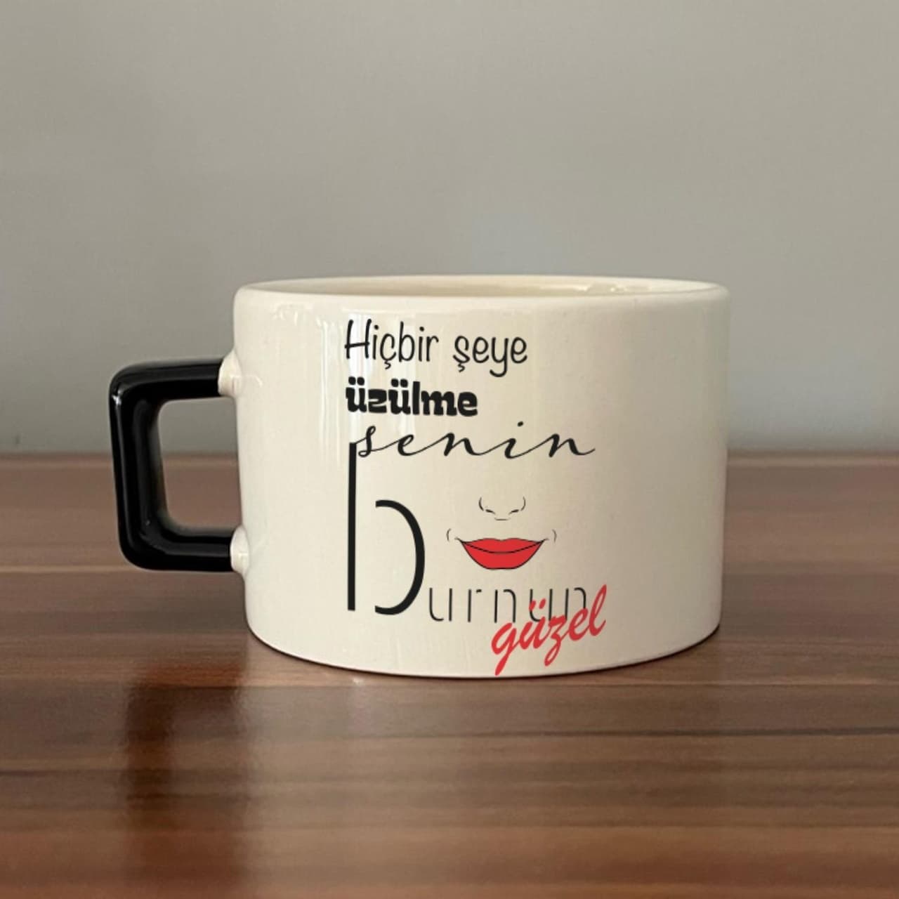 Hiçbir Şeye Üzülme Senin Burnun Güzel Baskılı Siyah Kulplu Kare Espresso Fincanı