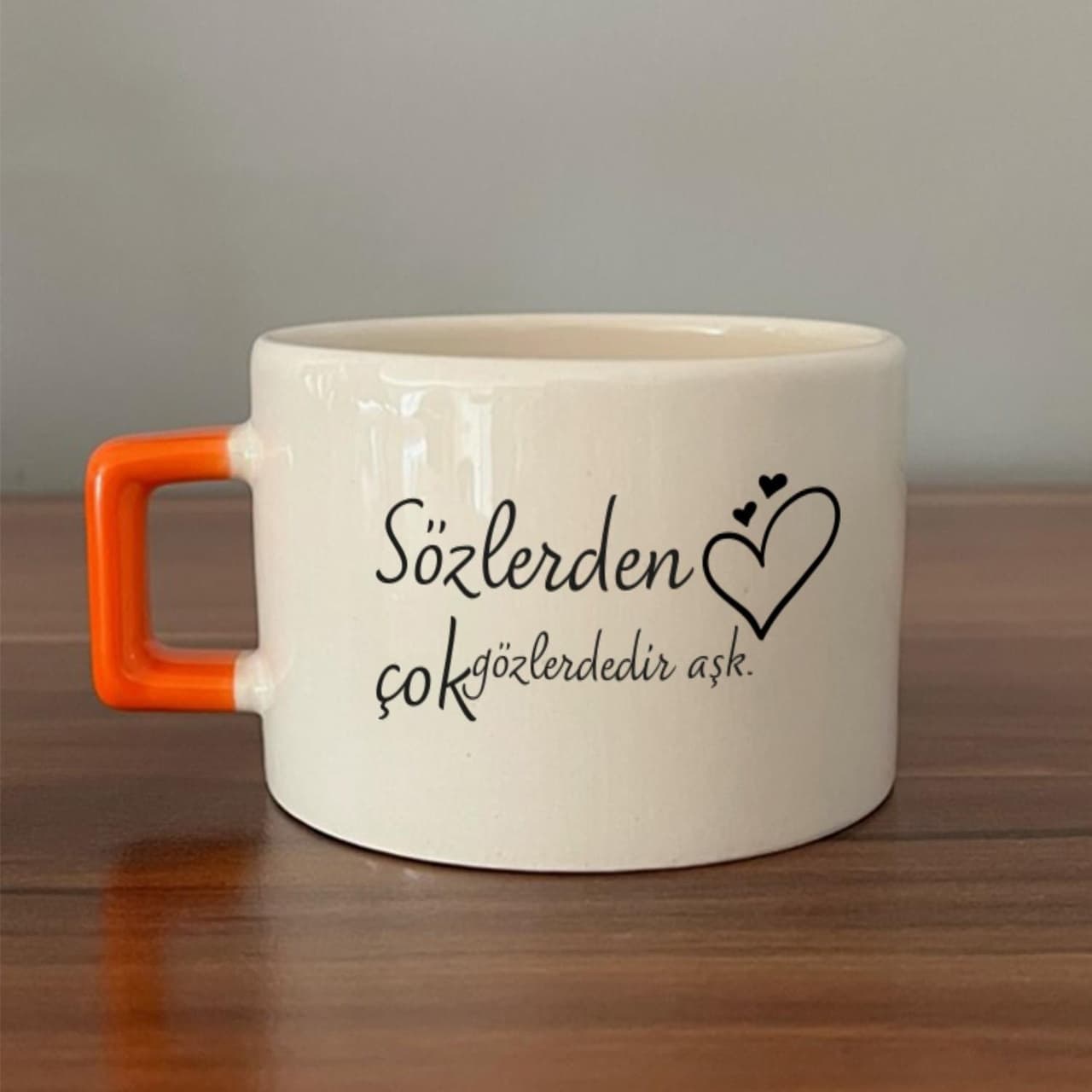 Sözlerden Çok Gözlerdedir Aşk Baskılı Turuncu Kulplu Kare Espresso Fincanı