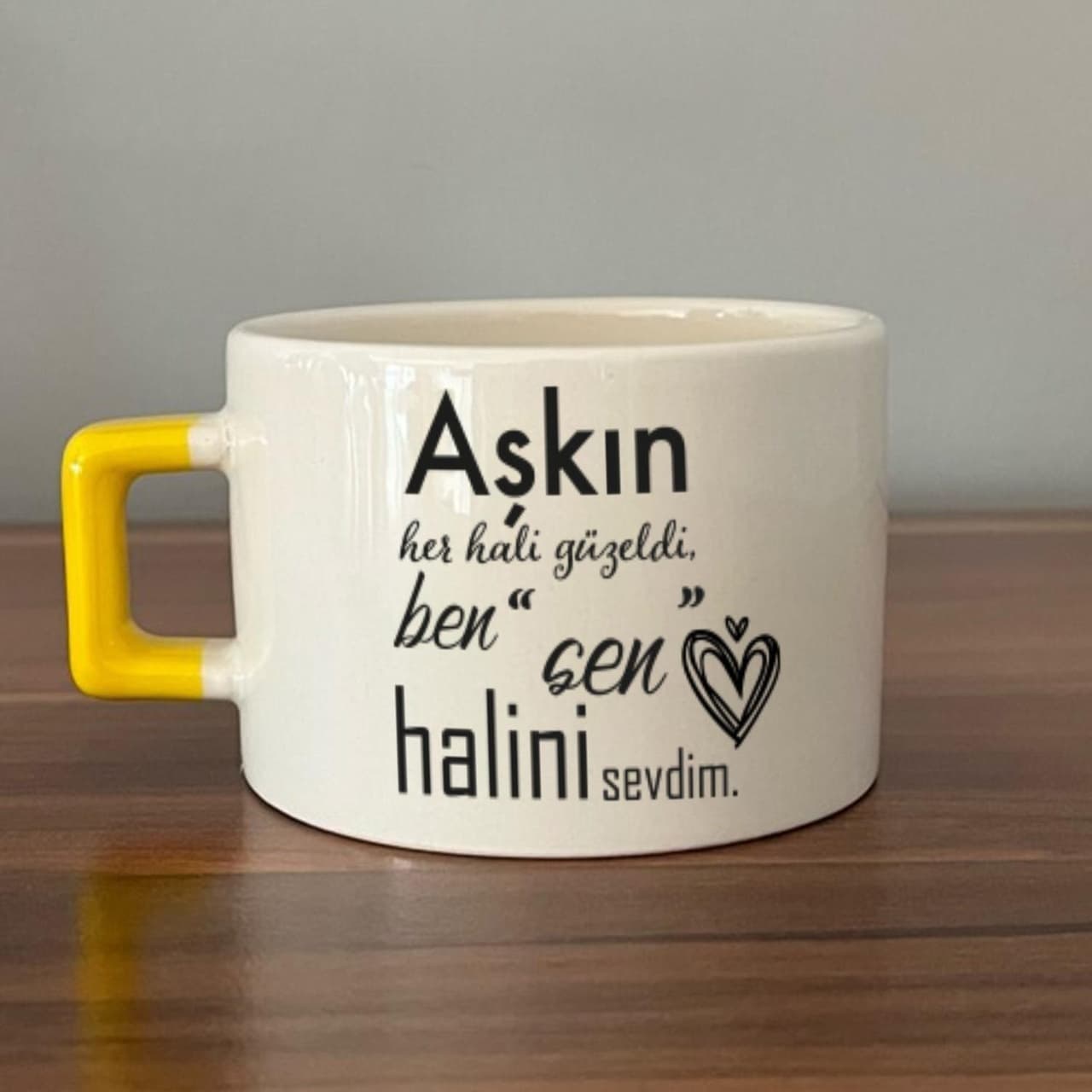 Aşkın Her Hali Güzeldi Baskılı Sarı Kulplu Kare Espresso Fincanı