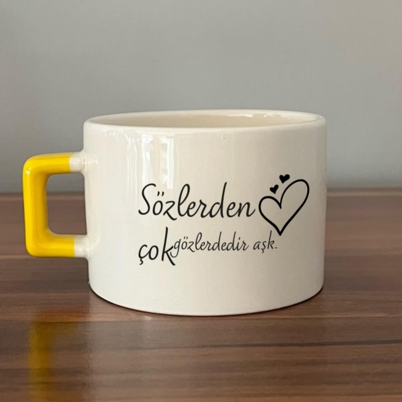 Sözlerden Çok Gözlerdedir Aşk Baskılı Sarı Kulplu Kare Espresso Fincanı