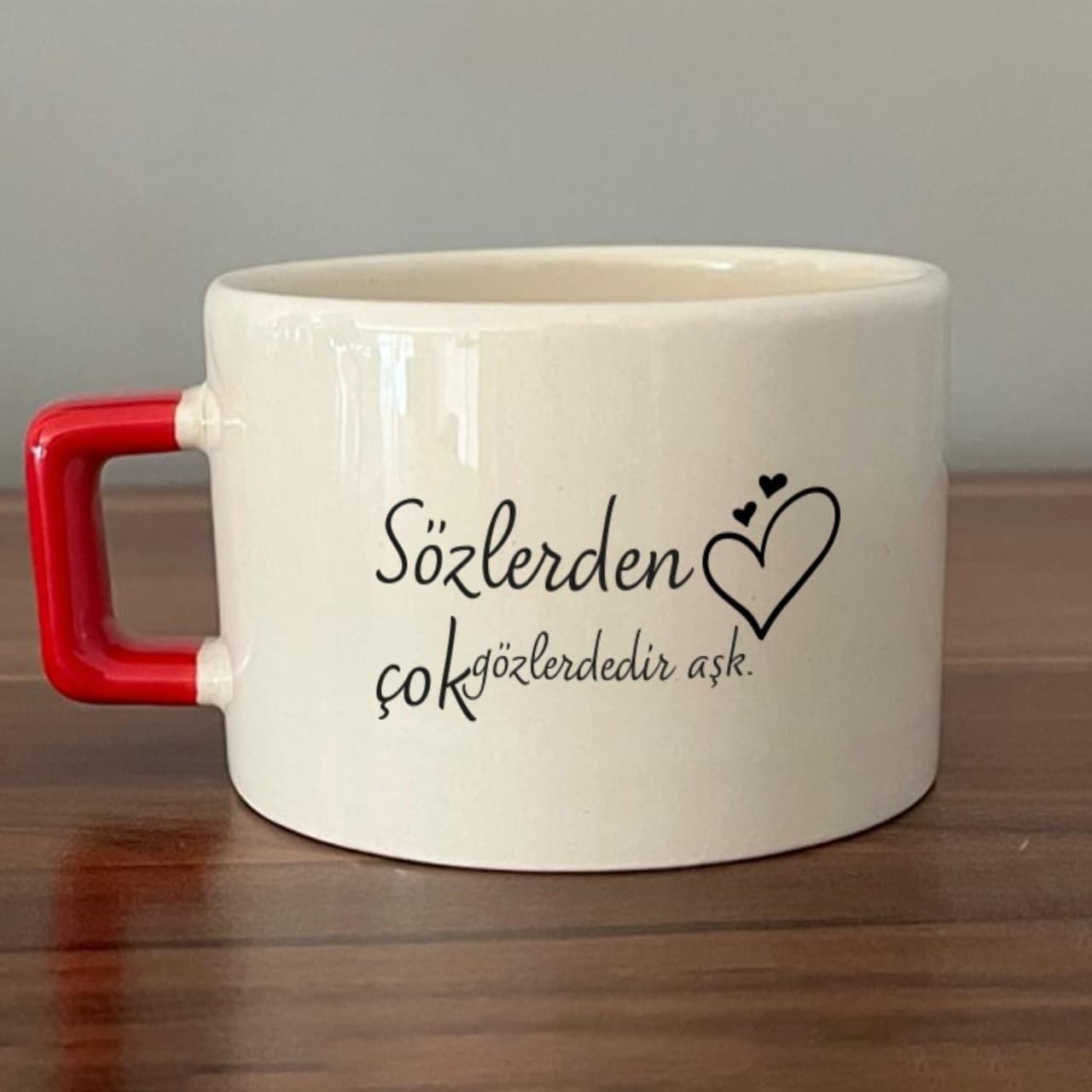 Sözlerden Çok Gözlerdedir Aşk Baskılı Kırmızı Kulplu Kare Espresso Fincanı