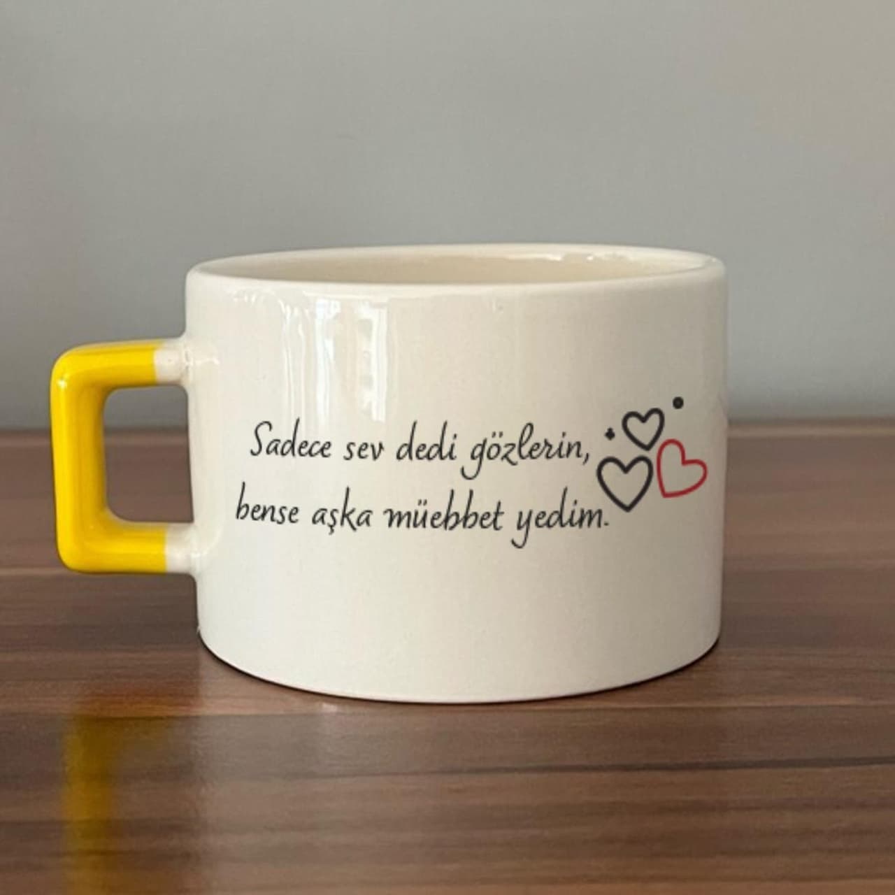Sadece Sev Dedi Gözlerin Baskılı Sarı Kulplu Kare Espresso Fincanı