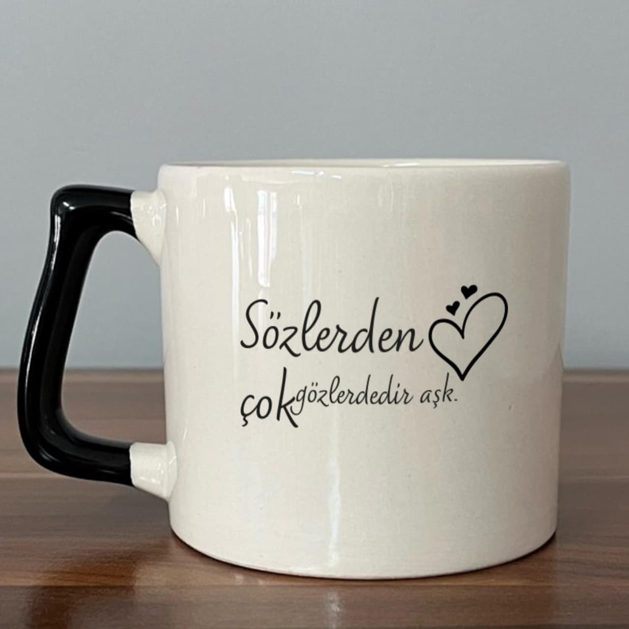 Sözlerden Çok Gözlerdedir Aşk Baskılı Siyah Kulplu Prime Kupa
