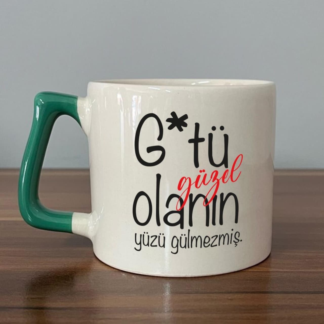 G Tü Güzel Olanın Yüzü Gülmezmiş Baskılı Yeşil Kulplu Prime Kupa