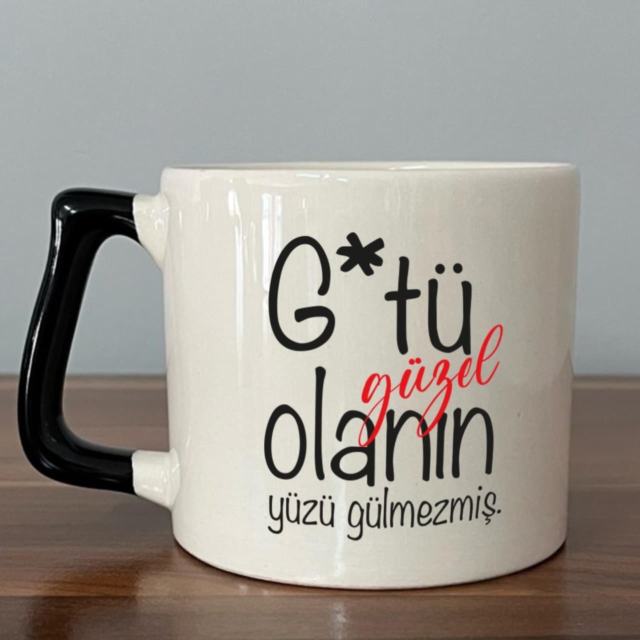 G Tü Güzel Olanın Yüzü Gülmezmiş Baskılı Siyah Kulplu Prime Kupa