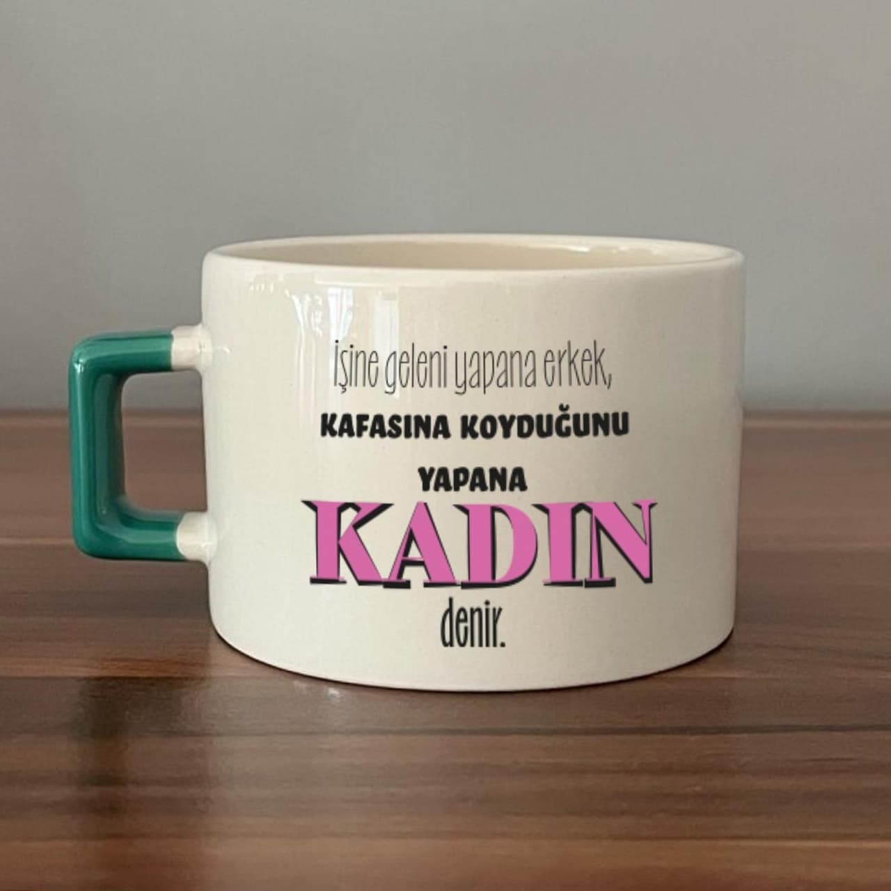 İşine Geleni Yapana Erkek Baskılı Kadınlar Günü Yeşil Kulplu Kare Espresso Fincanı