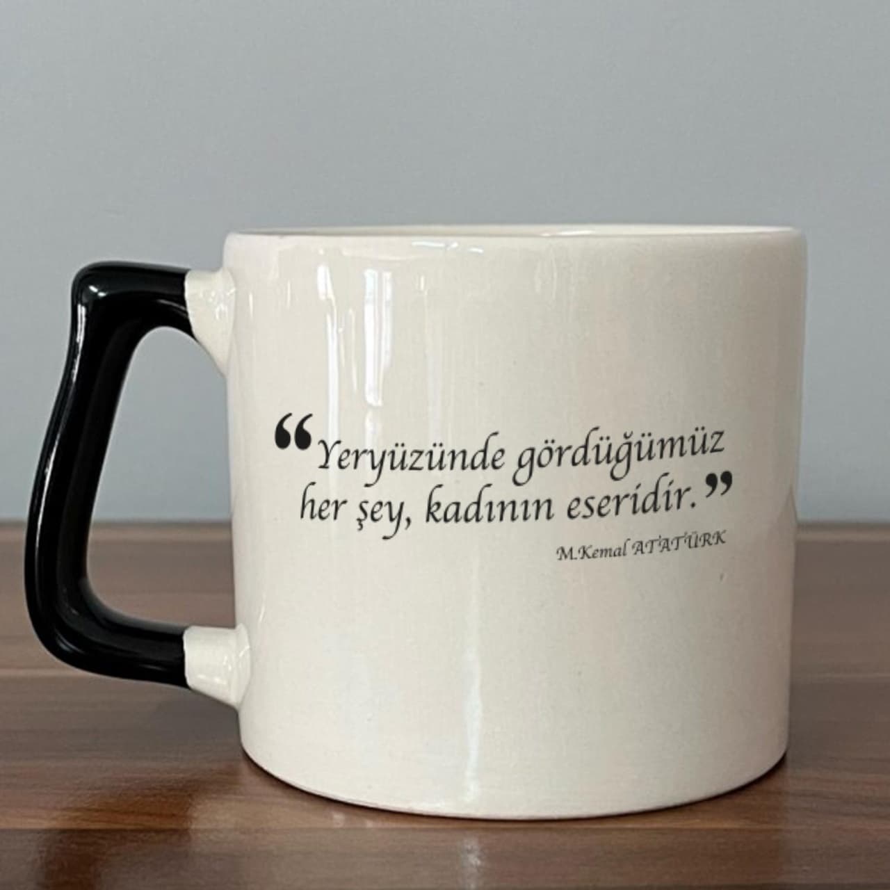 Yeryüzünde Gördüğümüz Her Şey, Kadının Eseridir Baskılı Siyah Kulplu Prime Kupa