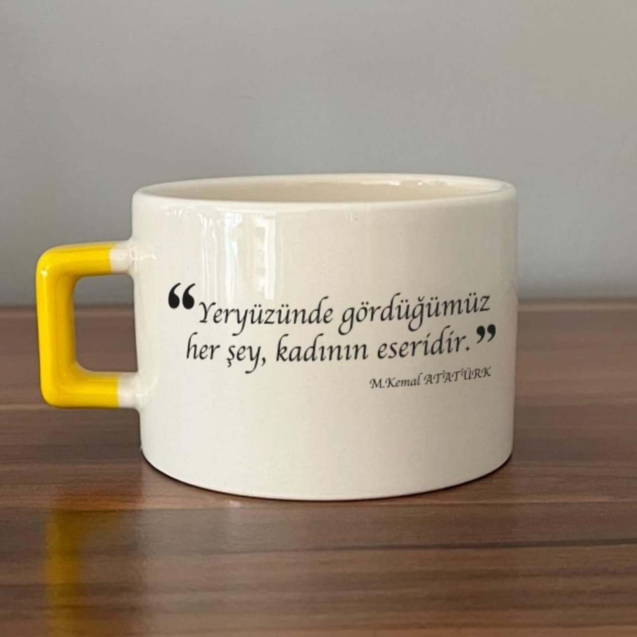 Yeryüzünde Gördüğümüz Her Şey, Kadının Eseridir Baskılı Sarı Kulplu Kare Espresso Fincanı