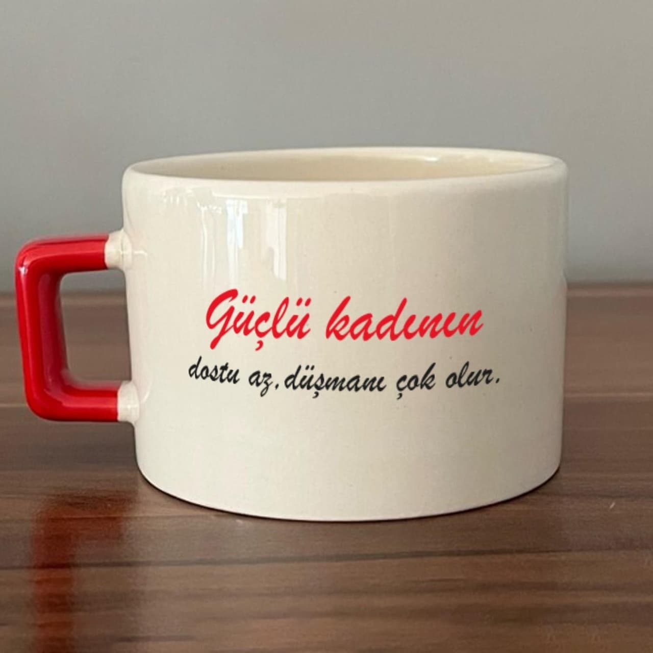 Güçlü Kadının Dostu Az, Düşmanı Çok Olur Baskılı Kadınlar Günü Kırmızı Kulplu Kare Espresso Fincanı