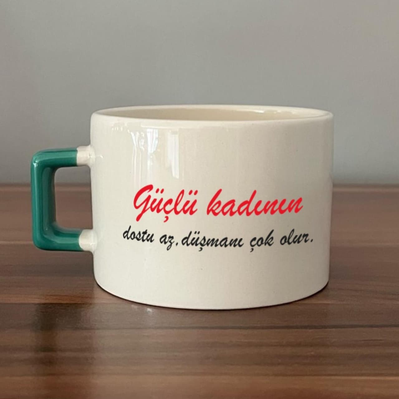 Güçlü Kadının Dostu Az, Düşmanı Çok Olur Baskılı Kadınlar Günü Yeşil Kulplu Kare Espresso Fincanı