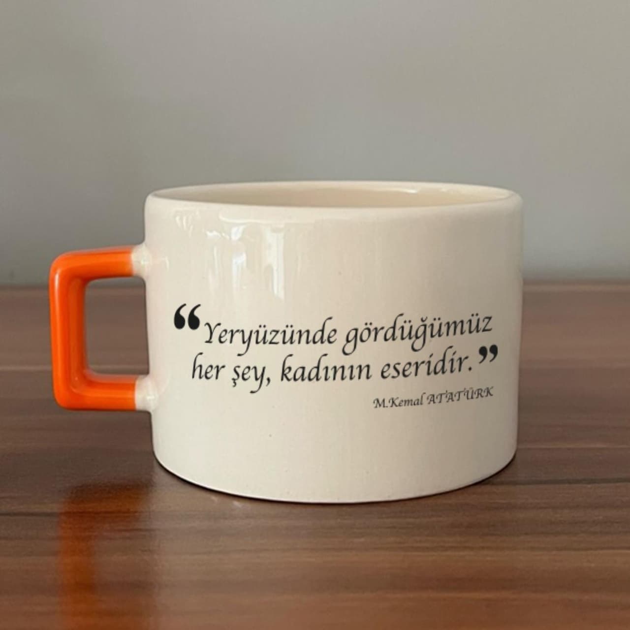 Yeryüzünde Gördüğümüz Her Şey, Kadının Eseridir Baskılı Turuncu Kulplu Kare Espresso Fincanı