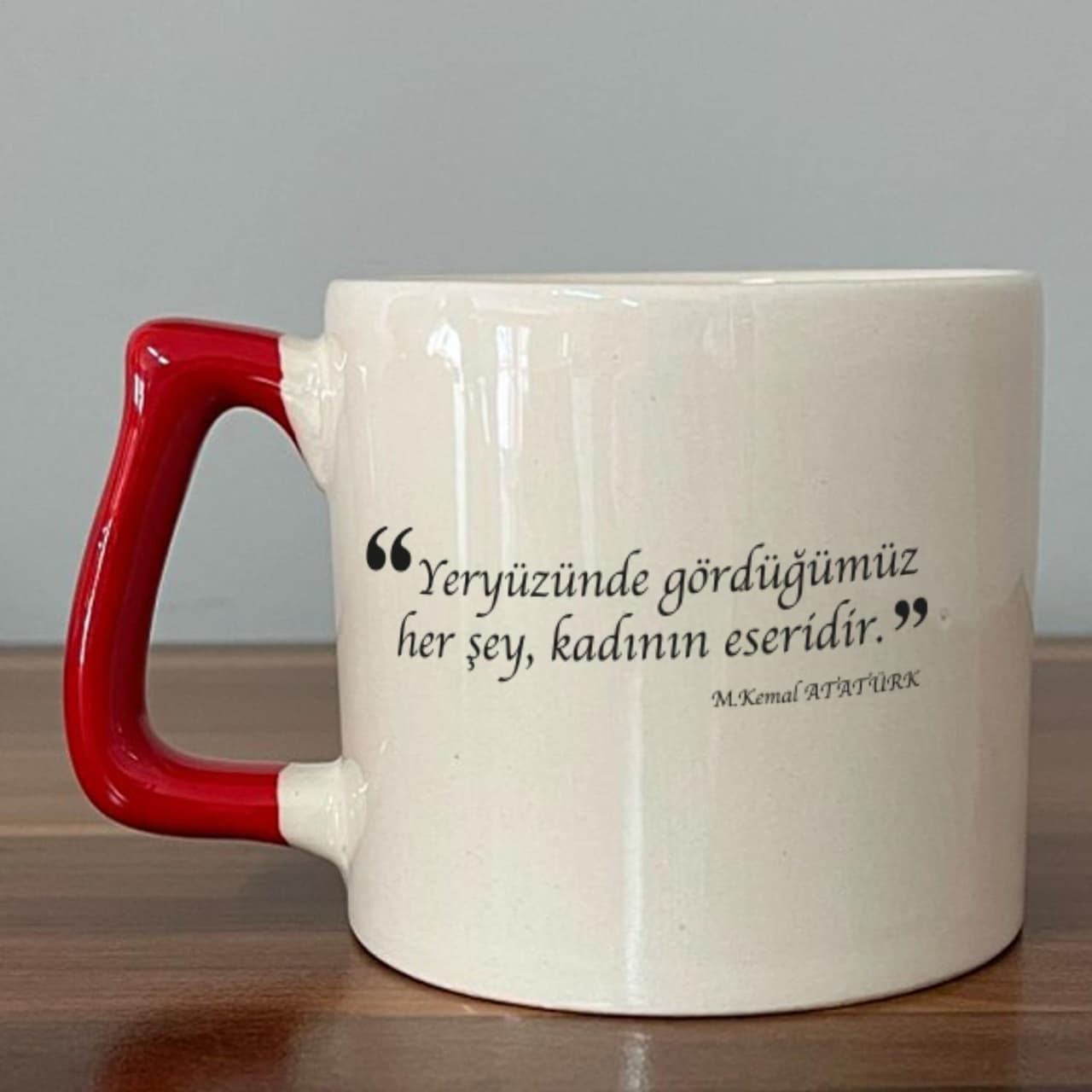Yeryüzünde Gördüğümüz Her Şey, Kadının Eseridir Baskılı Kırmızı Kulplu Prime Kupa