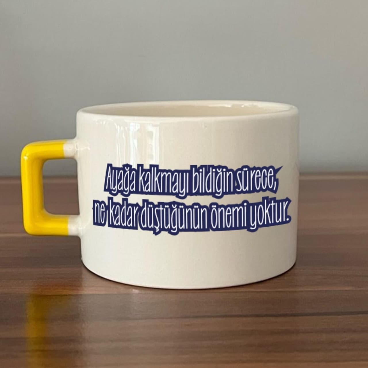 Ayağa Kalkmayı Bildiğin Sürece Renksiz Baskılı Sarı Kulplu Kare Espresso Fincanı
