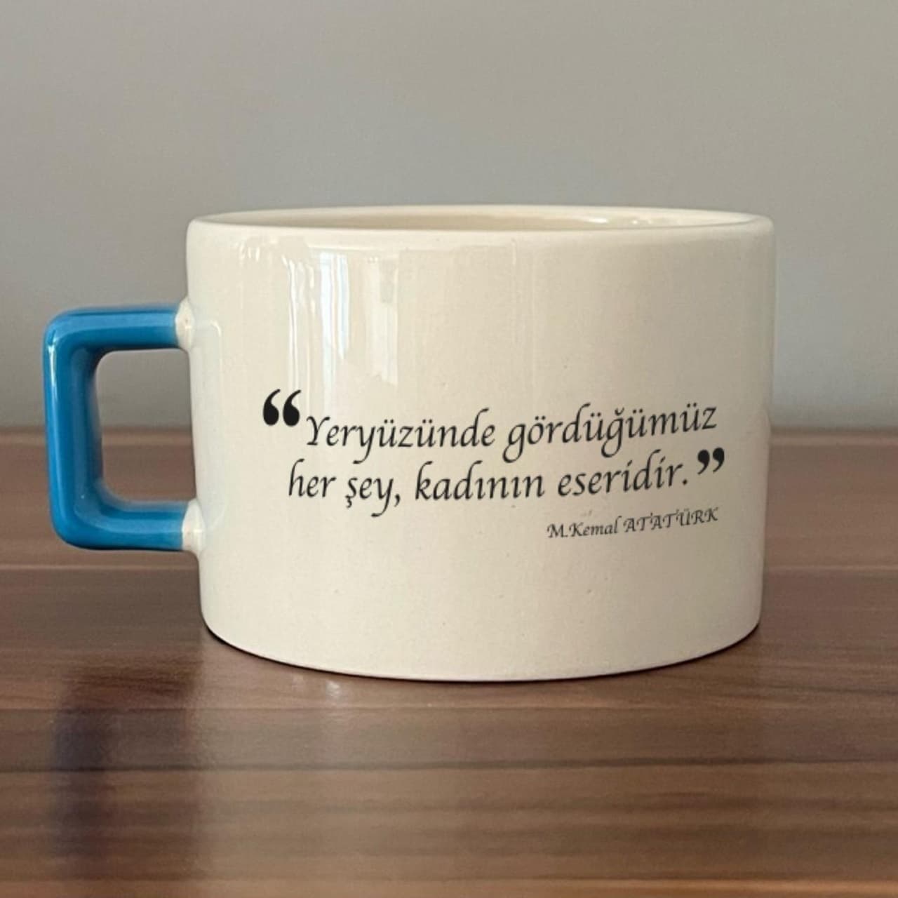 Yeryüzünde Gördüğümüz Her Şey, Kadının Eseridir Baskılı Mavi Kulplu Kare Espresso Fincanı