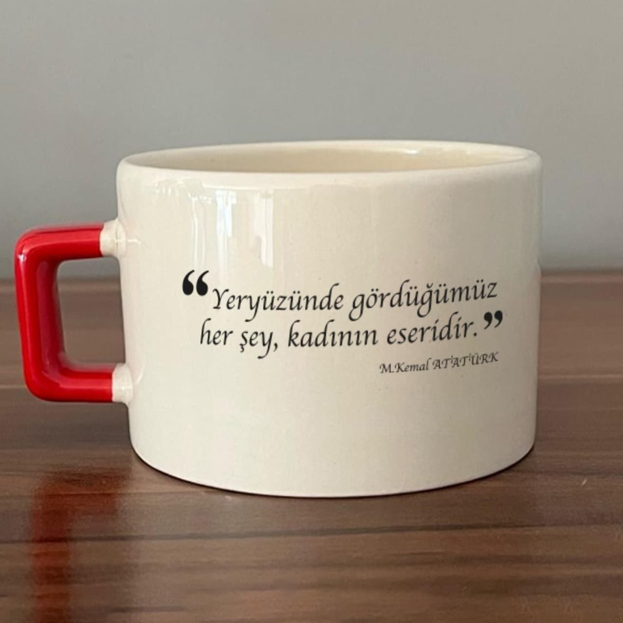 Yeryüzünde Gördüğümüz Her Şey, Kadının Eseridir Baskılı Kırmızı Kulplu Kare Espresso Fincanı