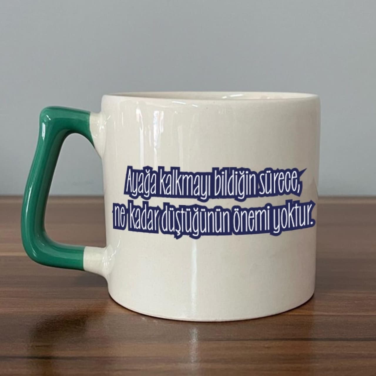 Mor Mürekkep Ayağa Kalkmayı Bildiğin Sürece Renksiz Baskılı Yeşil Kulplu Prime Kupa