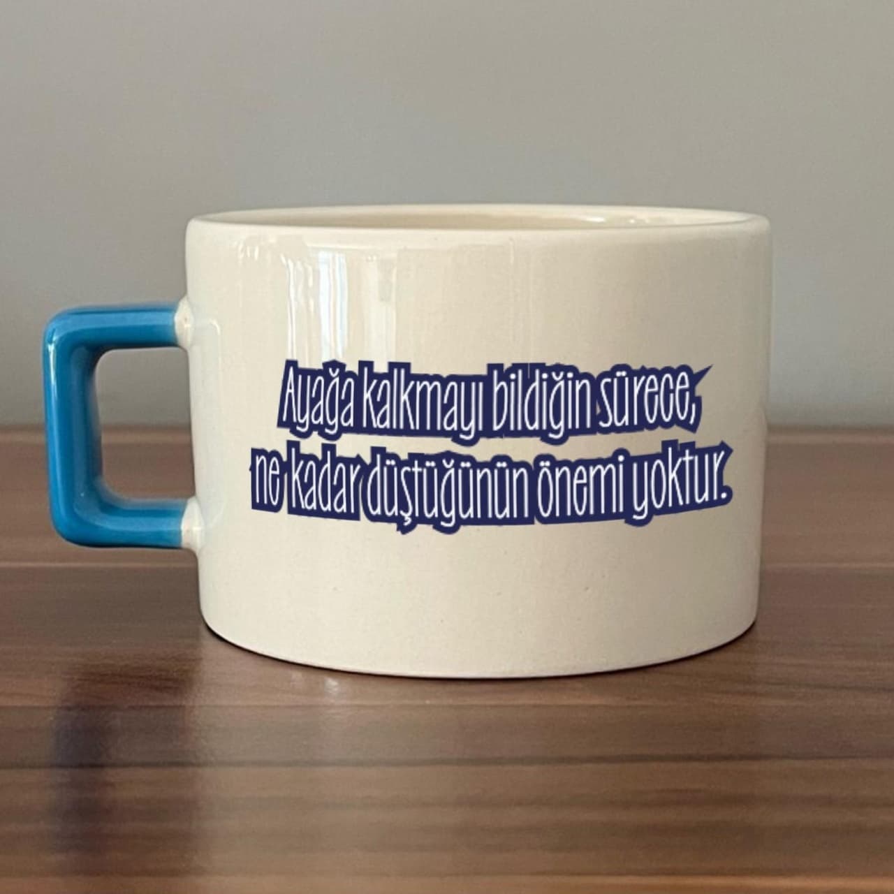 Ayağa Kalkmayı Bildiğin Sürece Renksiz Baskılı Mavi Kulplu Kare Espresso Fincanı