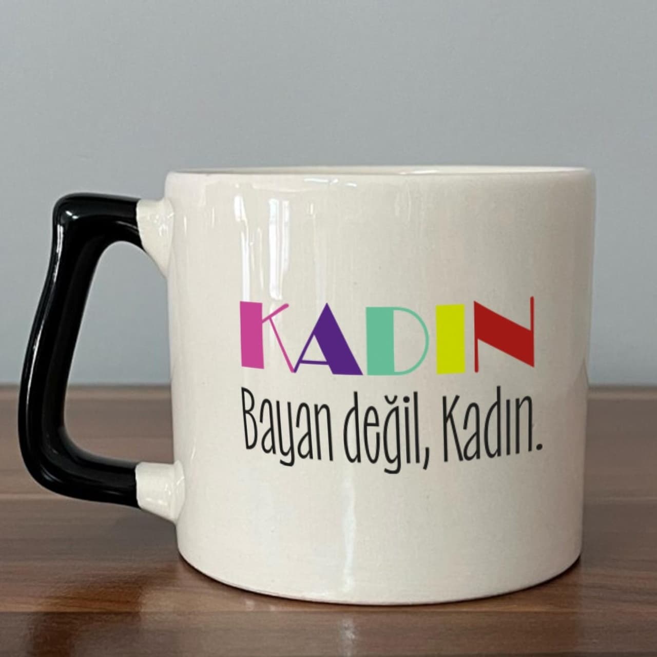 Kadın Bayan Değil Baskılı Kadınlar Günü Siyah Kulplu Prime Kupa