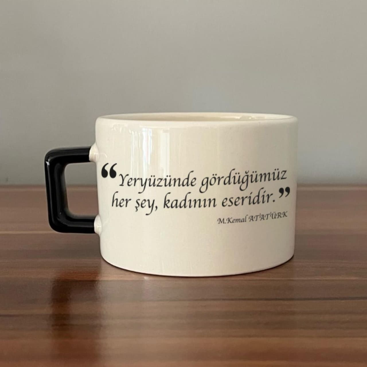Yeryüzünde Gördüğümüz Her Şey, Kadının Eseridir Baskılı Siyah Kulplu Kare Espresso Fincanı