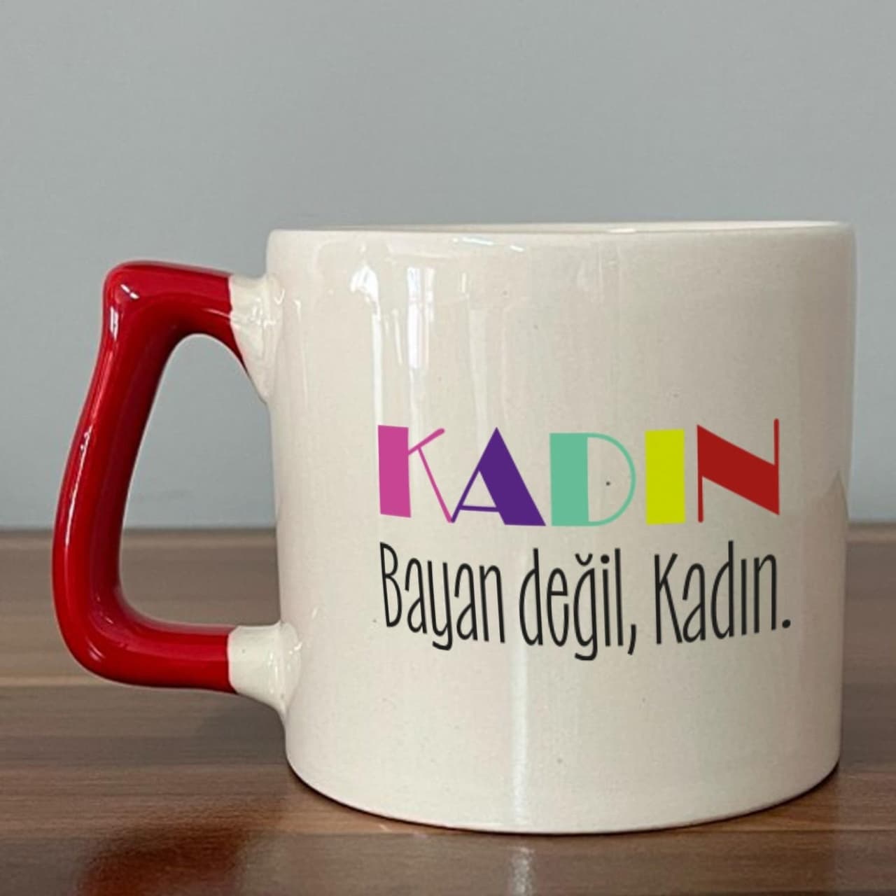 Kadın Bayan Değil Baskılı Kadınlar Günü Kırmızı Kulplu Prime Kupa