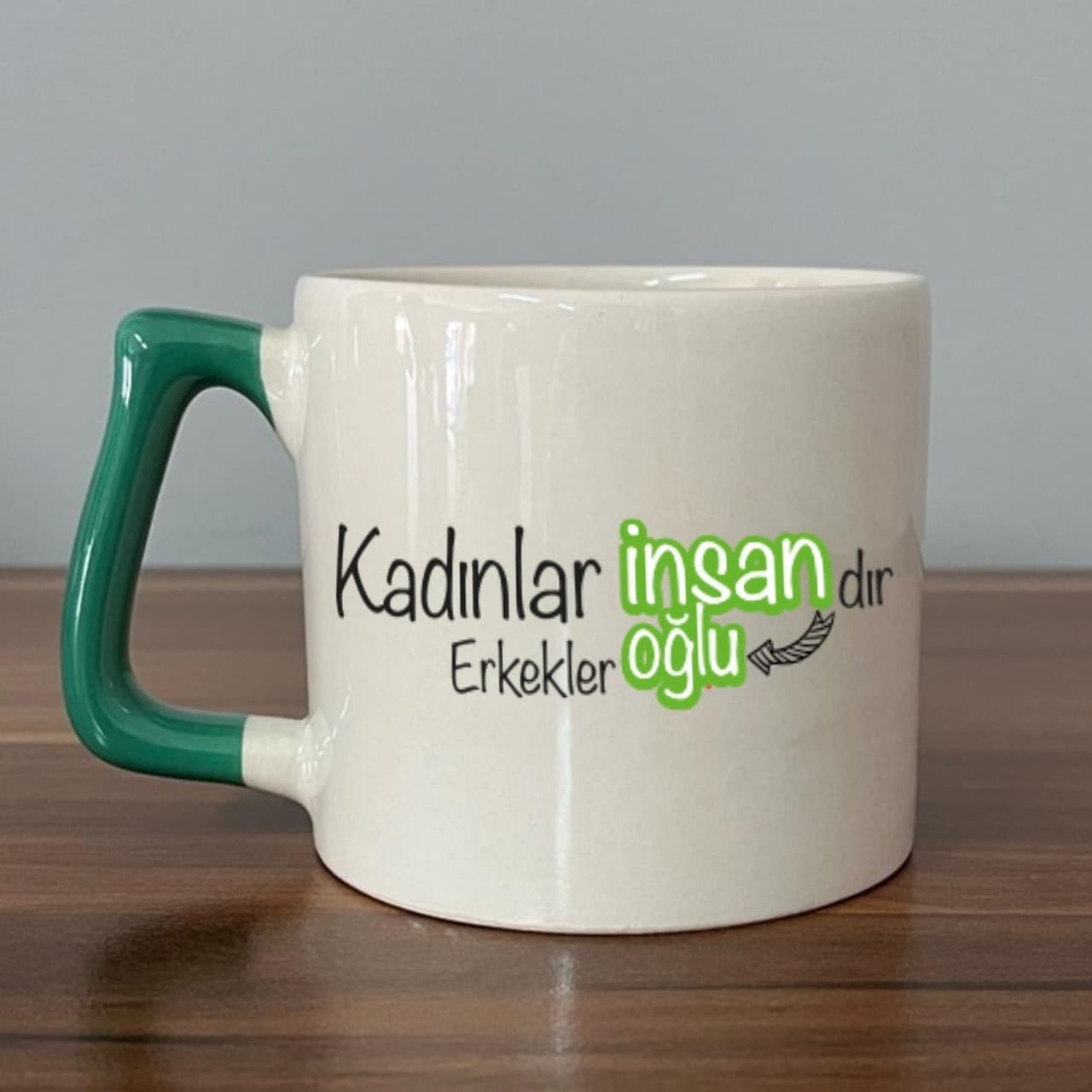 Kadınlar İnsandır, Erkekler İnsanoğlu Baskılı Kadınlar Günü Yeşil Kulplu Prime Kupa