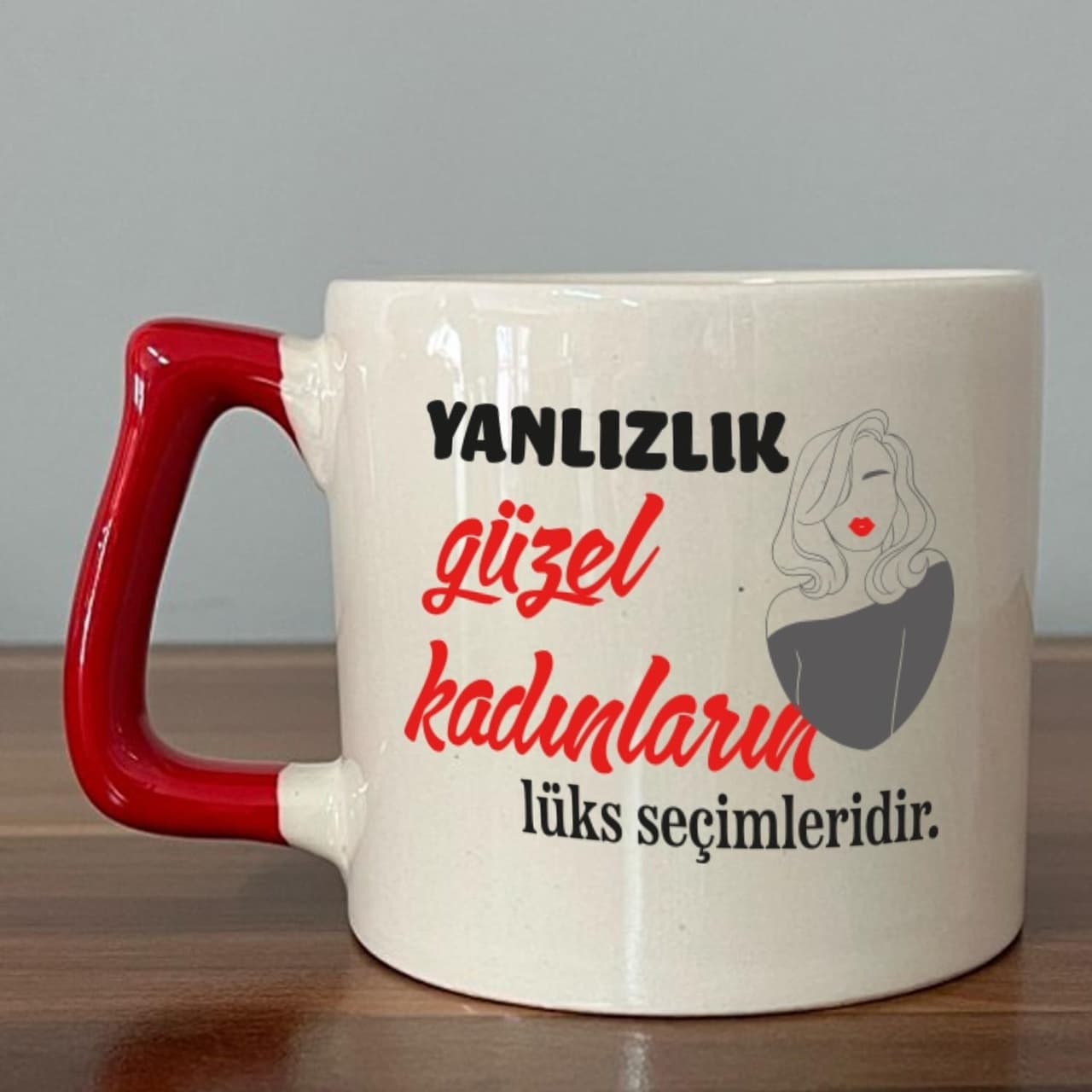 Yalnızlık Güzel Kadınların Lüks Seçimleridir Baskılı Kadınlar Günü Kırmızı Kulplu Prime Kupa