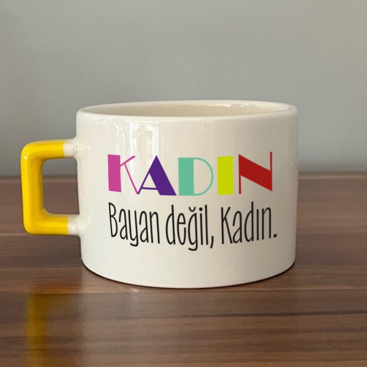 Kadın Bayan Değil Baskılı Kadınlar Günü Sarı Kulplu Kare Espresso Fincanı