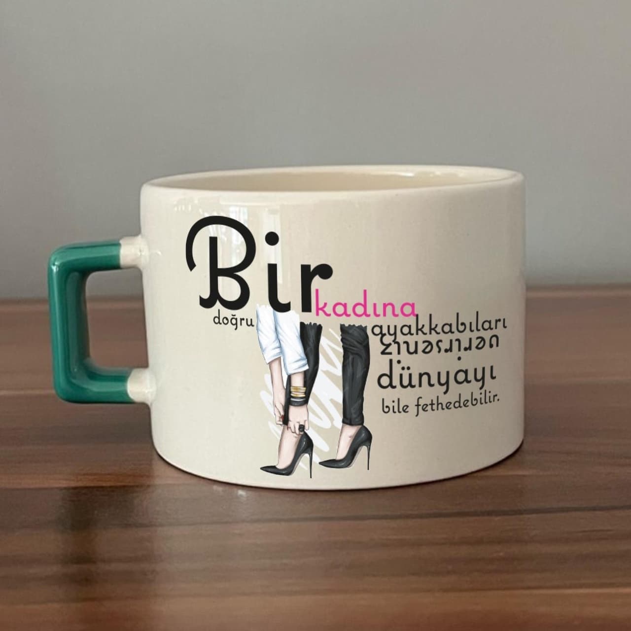 Bir Kadına Doğru Ayakkabıları Verirseniz Baskılı Kadınlar Günü Yeşil Kulplu Kare Espresso Fincanı