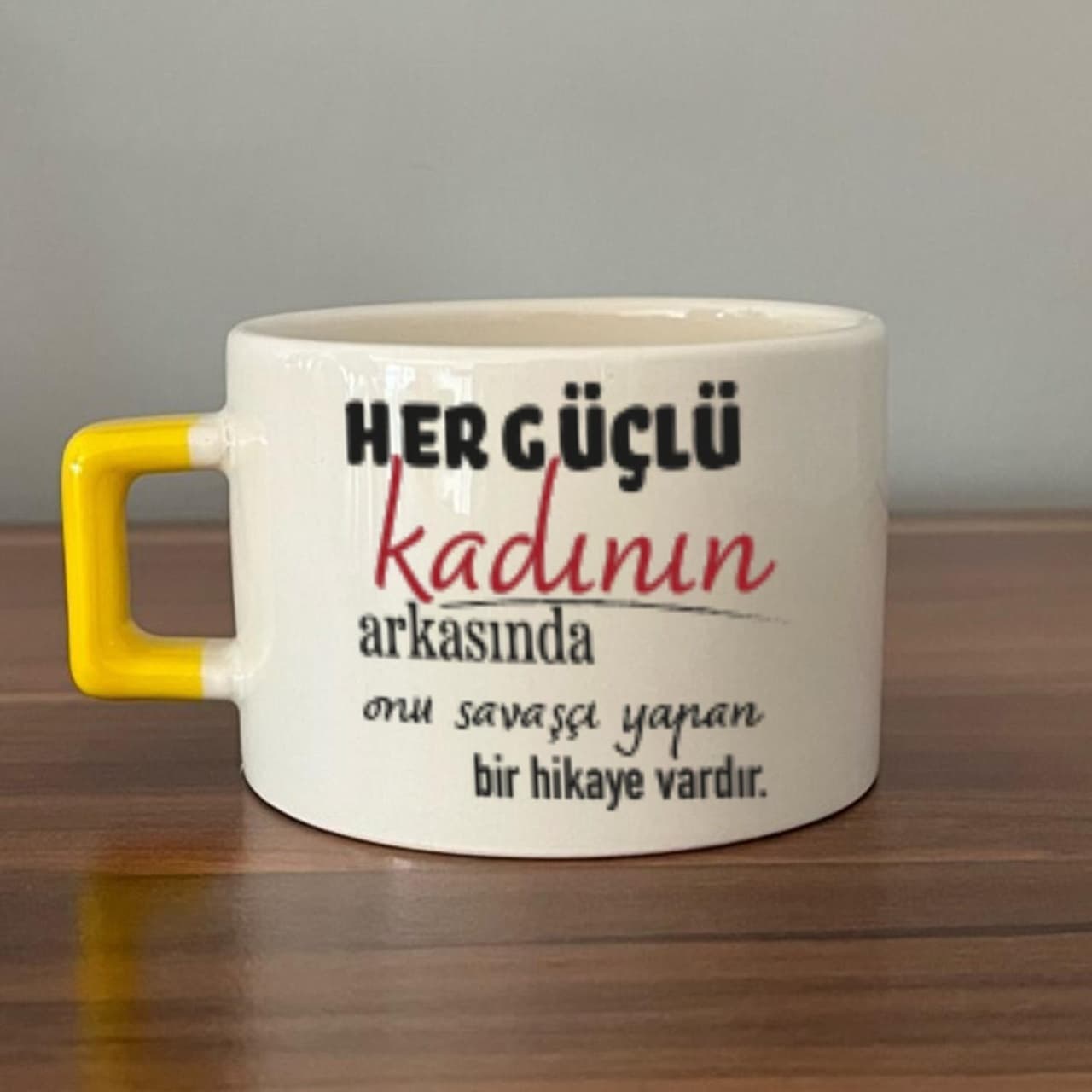 Her Güçlü Kadının Arkasında Baskılı Kadınlar Günü Sarı Kulplu Kare Espresso Fincanı