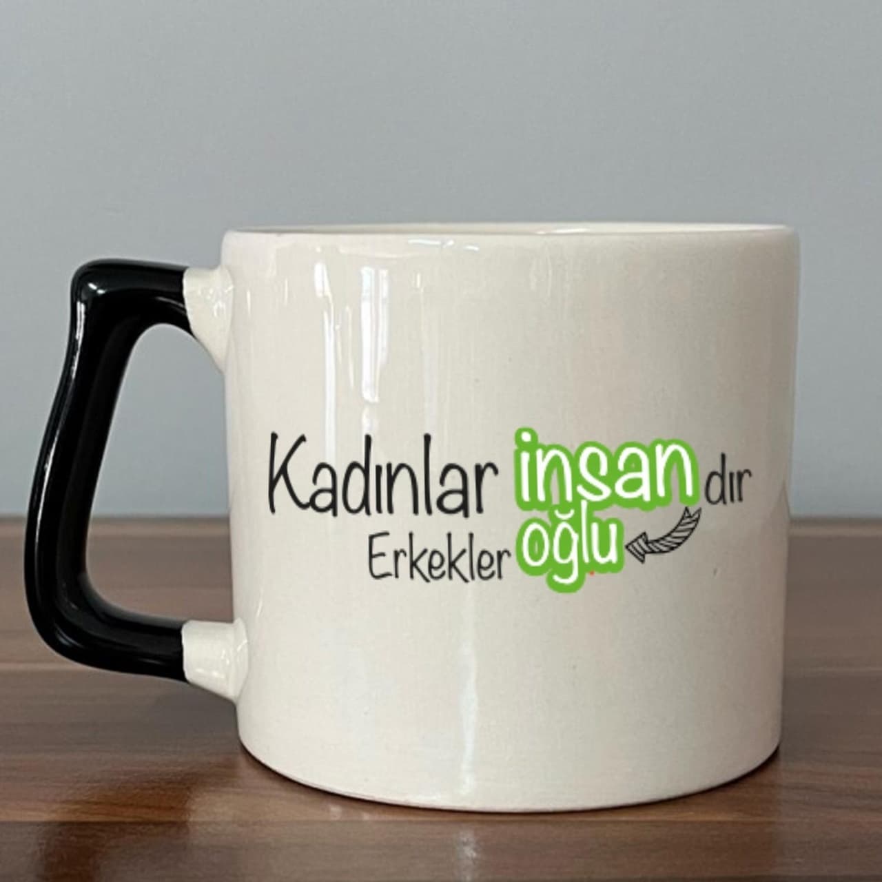 Kadınlar İnsandır, Erkekler İnsanoğlu Baskılı Kadınlar Günü Siyah Kulplu Prime Kupa