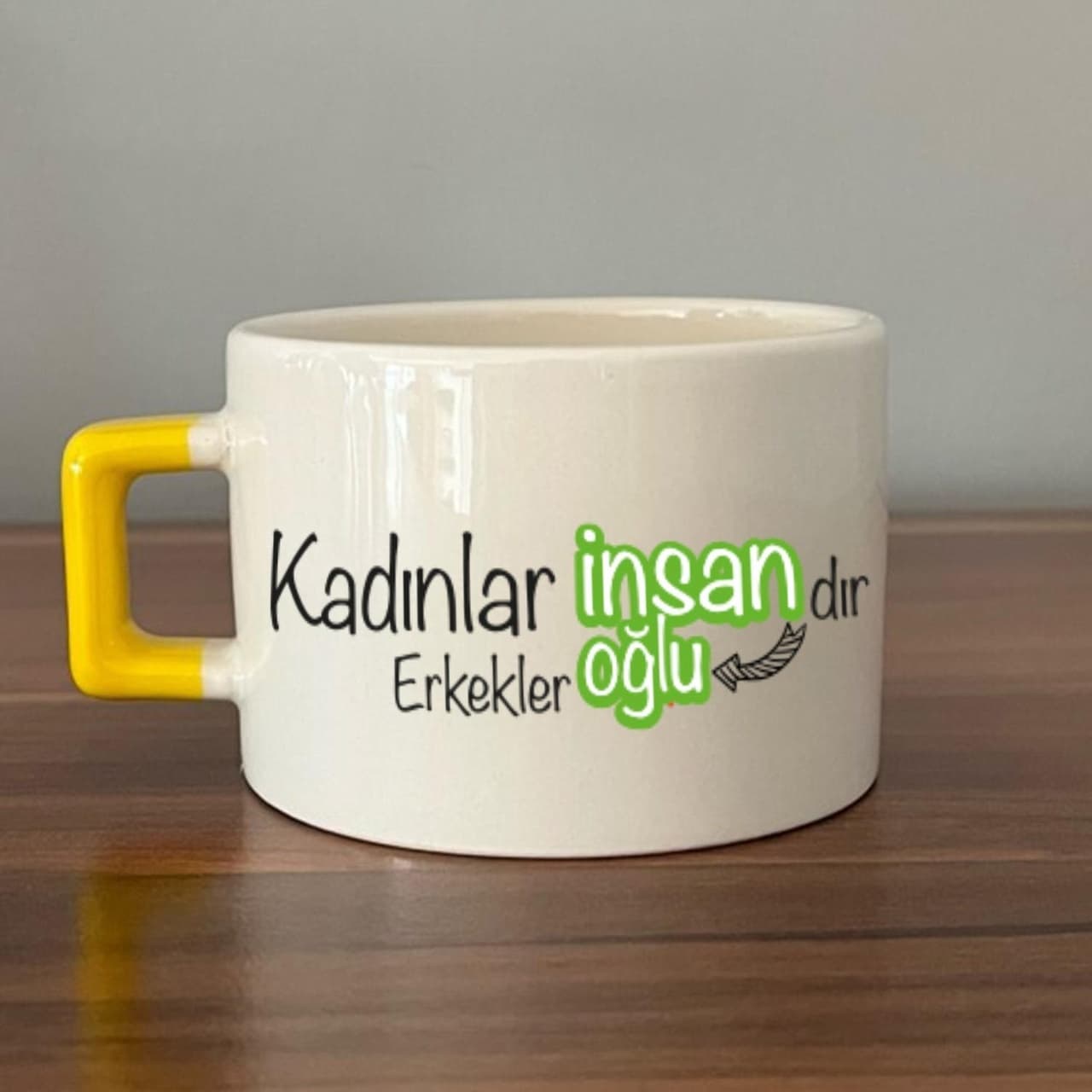 Kadınlar İnsandır, Erkekler İnsanoğlu Baskılı Kadınlar Günü Sarı Kulplu Kare Espresso Fincanı