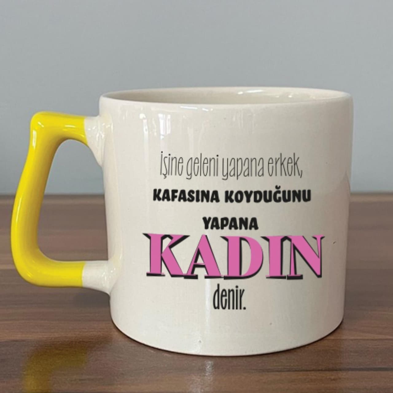İşine Geleni Yapana Erkek Baskılı Kadınlar Günü Sarı Kulplu Prime Kupa