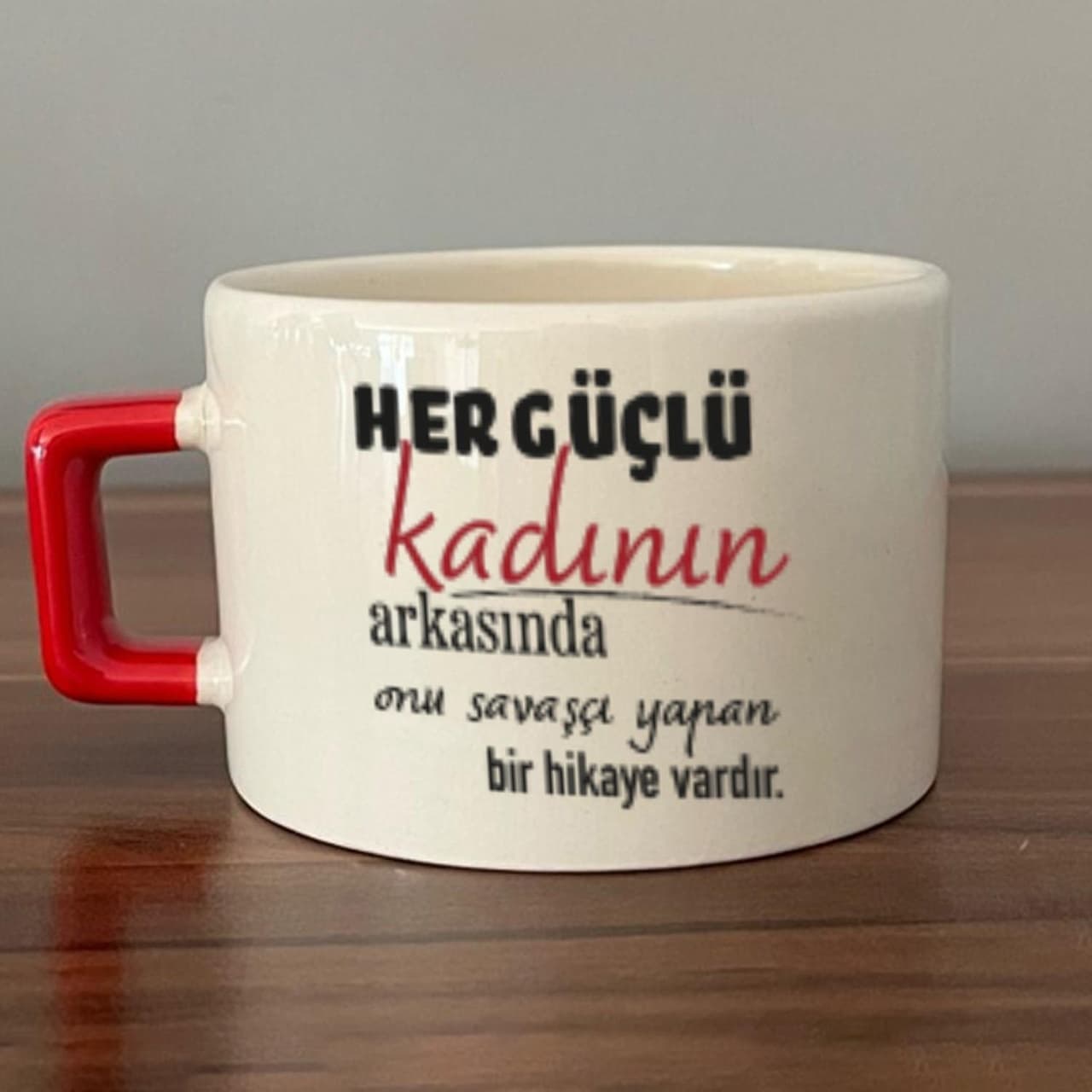 Her Güçlü Kadının Arkasında Baskılı Kadınlar Günü Kırmızı Kulplu Kare Espresso Fincanı