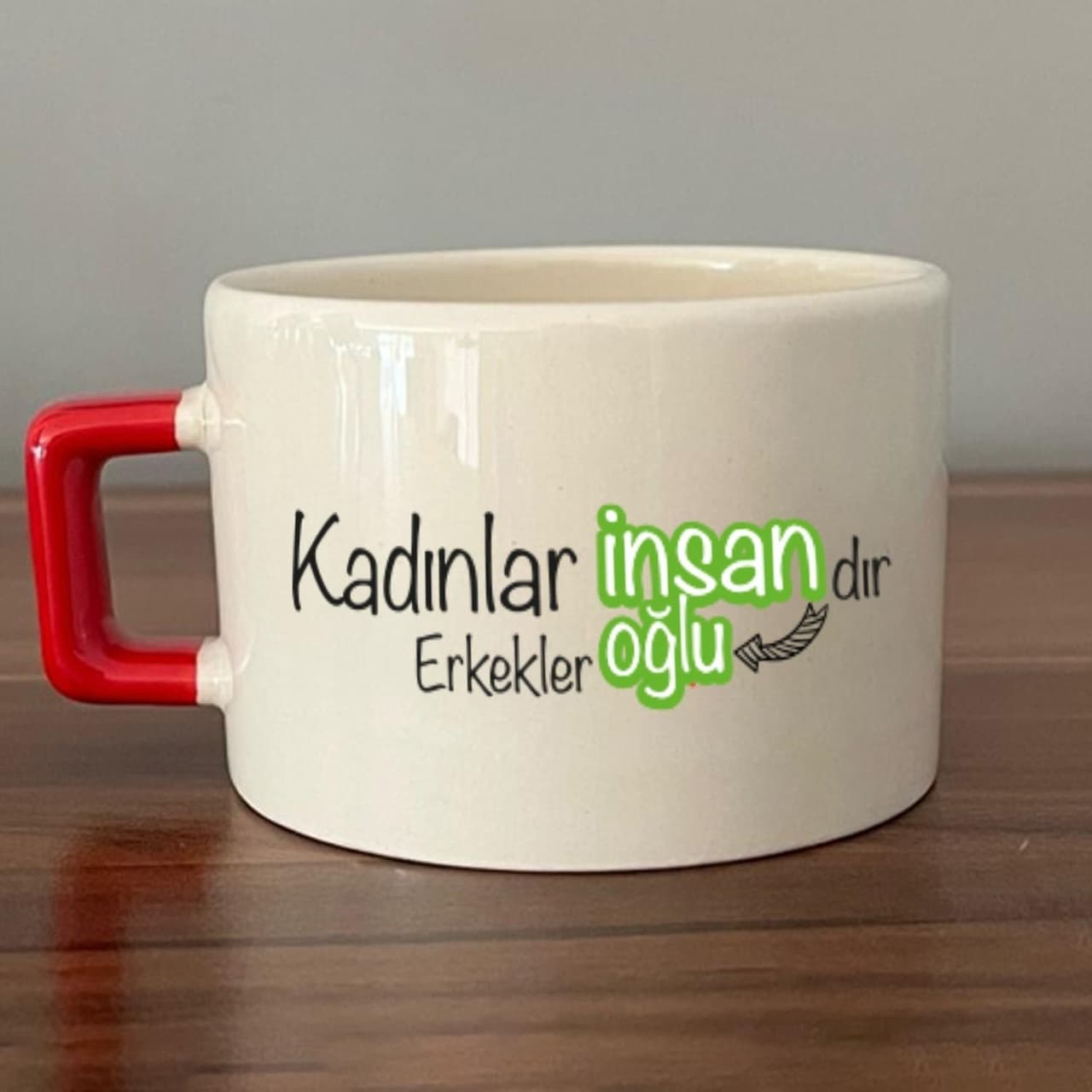 Kadınlar İnsandır, Erkekler İnsanoğlu Baskılı Kadınlar Günü Kırmızı Kulplu Kare Espresso Fincanı